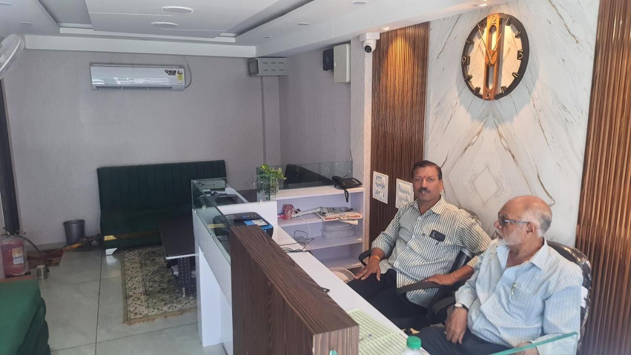 Green Leaf Hotel Ujjain Esterno foto