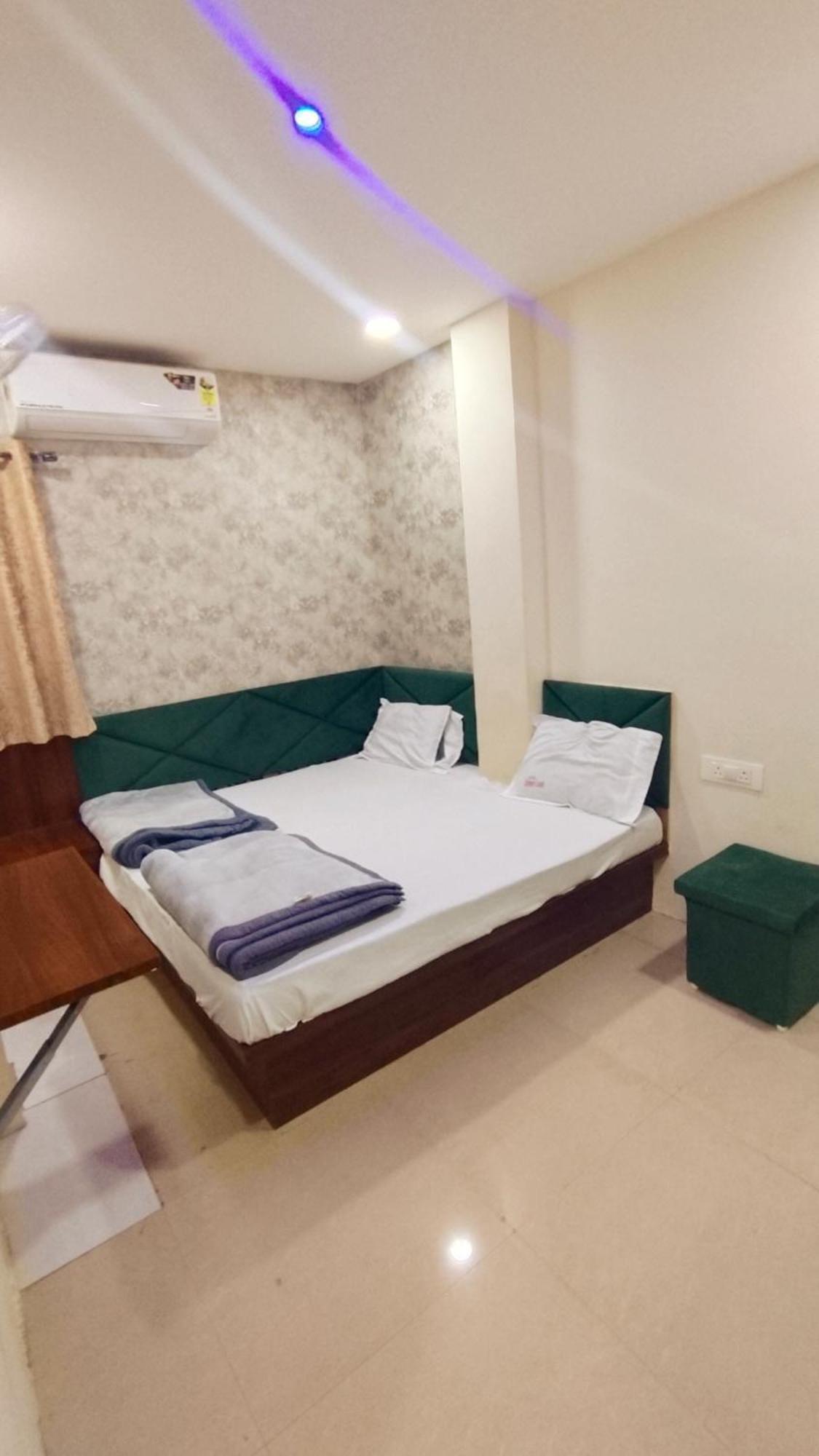Green Leaf Hotel Ujjain Esterno foto