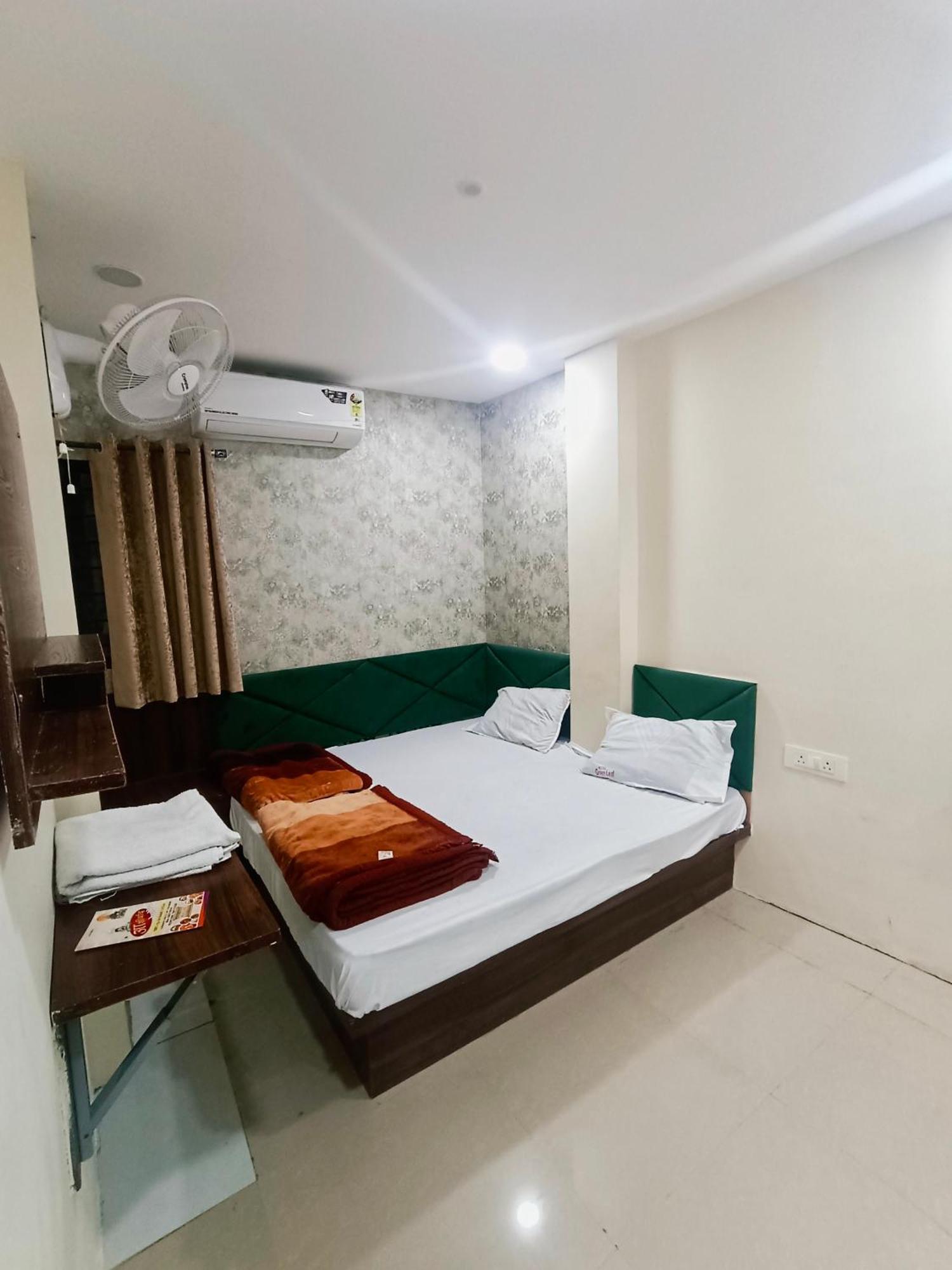 Green Leaf Hotel Ujjain Esterno foto