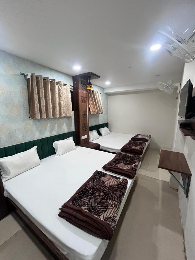 Green Leaf Hotel Ujjain Esterno foto