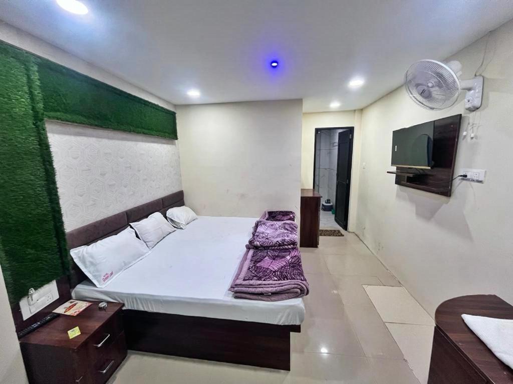 Green Leaf Hotel Ujjain Esterno foto