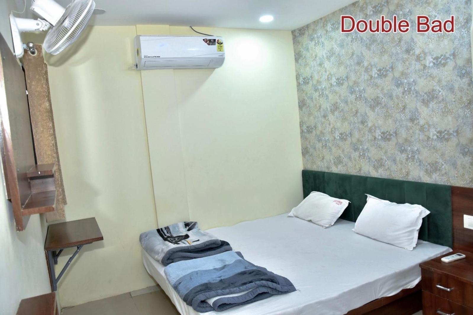 Green Leaf Hotel Ujjain Esterno foto