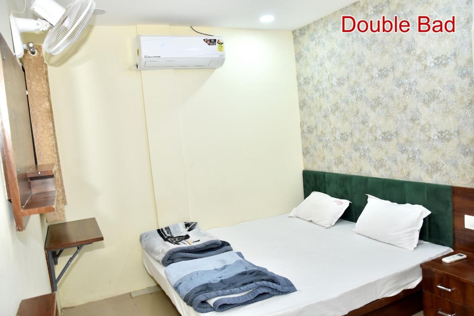 Green Leaf Hotel Ujjain Esterno foto