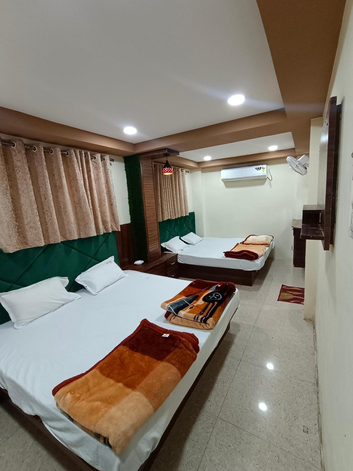 Green Leaf Hotel Ujjain Esterno foto