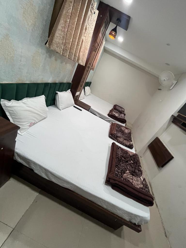 Green Leaf Hotel Ujjain Esterno foto