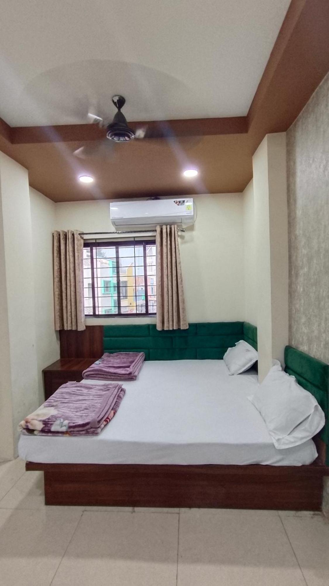 Green Leaf Hotel Ujjain Esterno foto