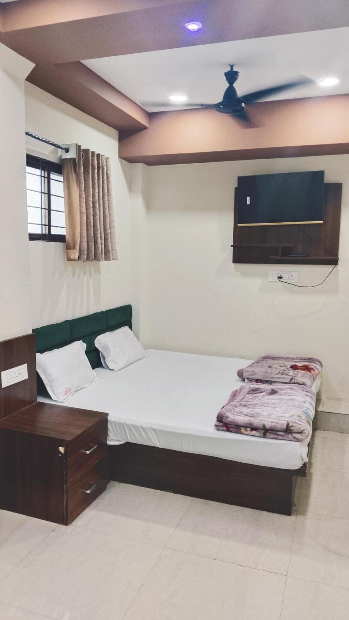 Green Leaf Hotel Ujjain Esterno foto