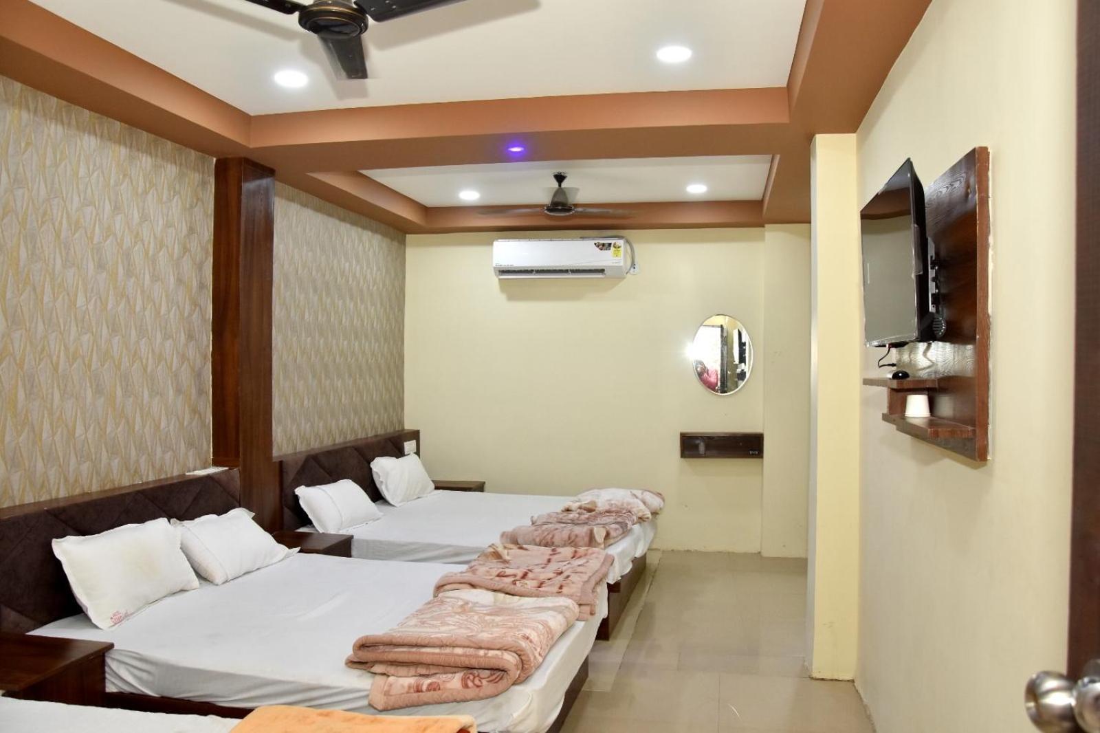 Green Leaf Hotel Ujjain Esterno foto