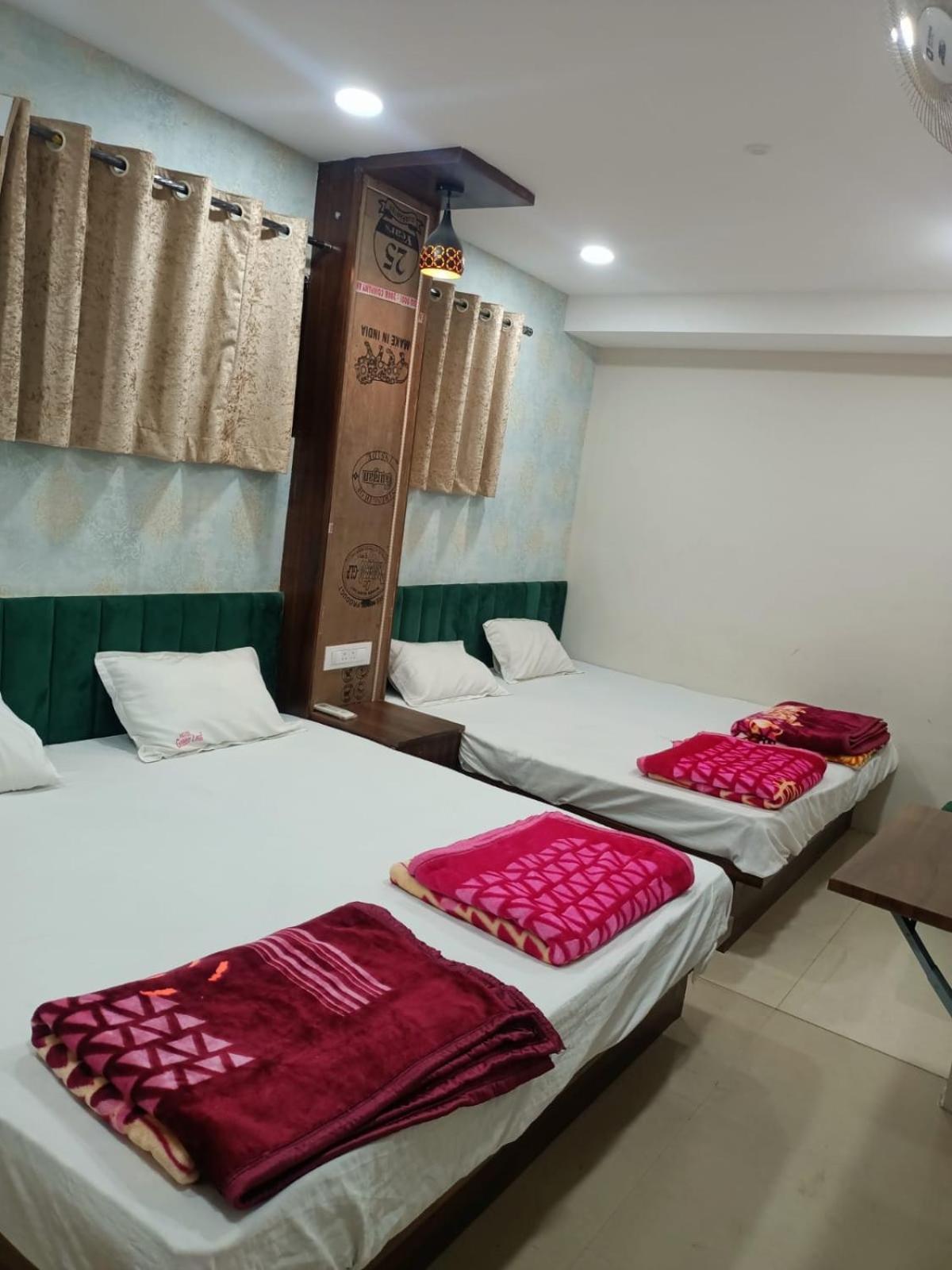 Green Leaf Hotel Ujjain Esterno foto