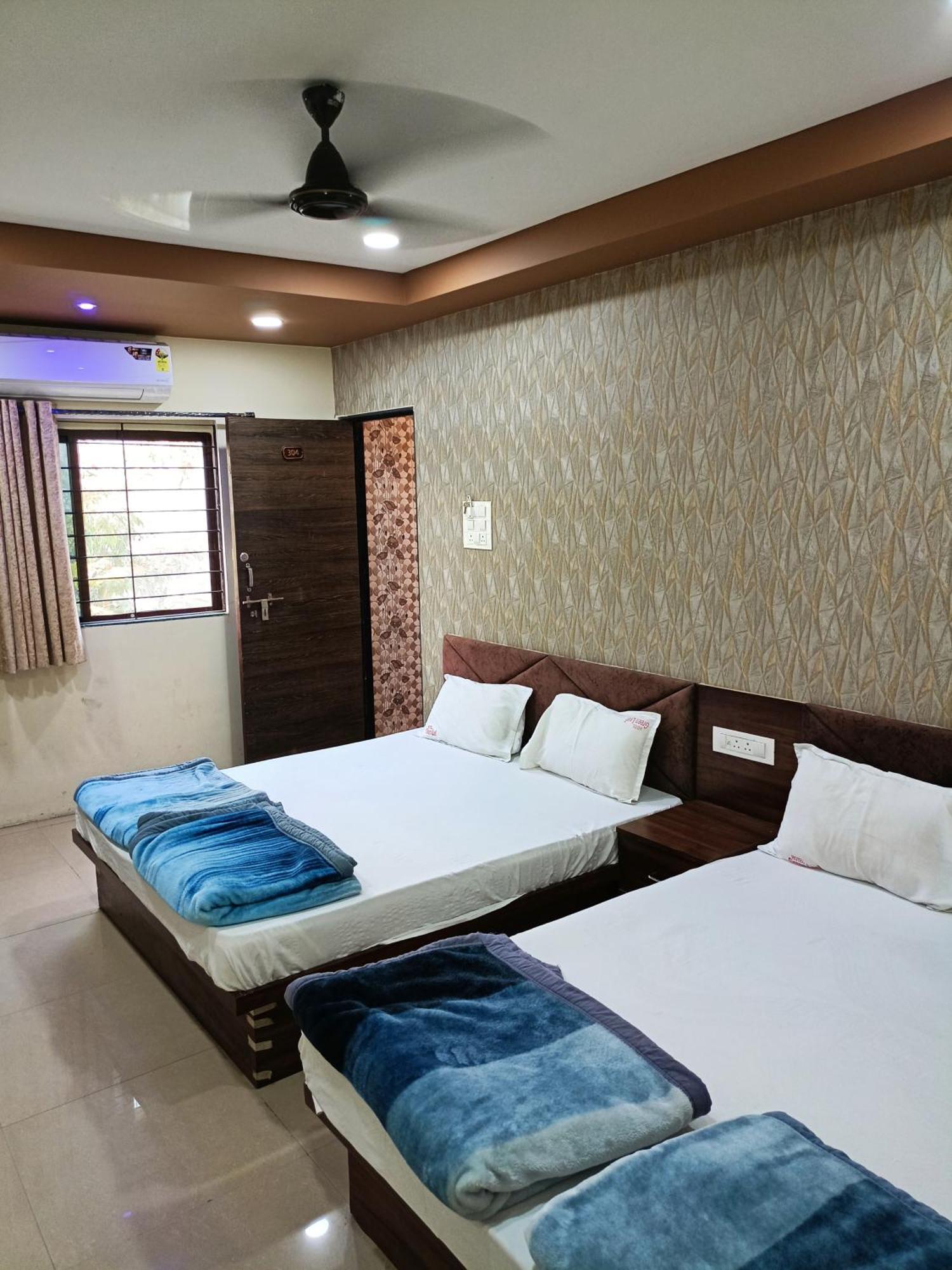 Green Leaf Hotel Ujjain Esterno foto