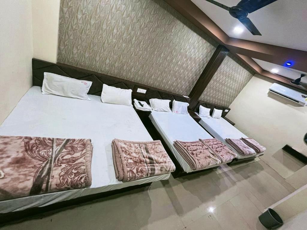 Green Leaf Hotel Ujjain Esterno foto