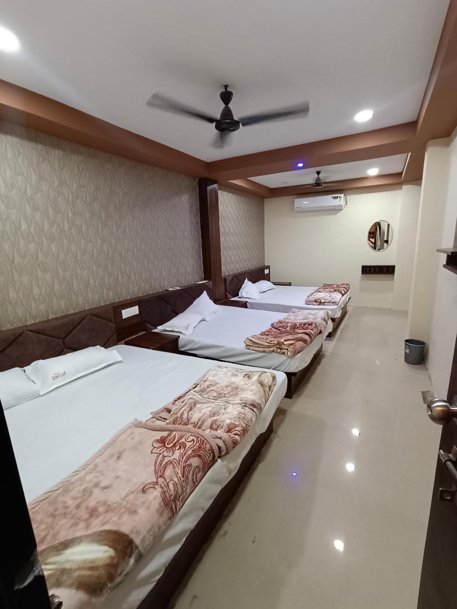 Green Leaf Hotel Ujjain Esterno foto