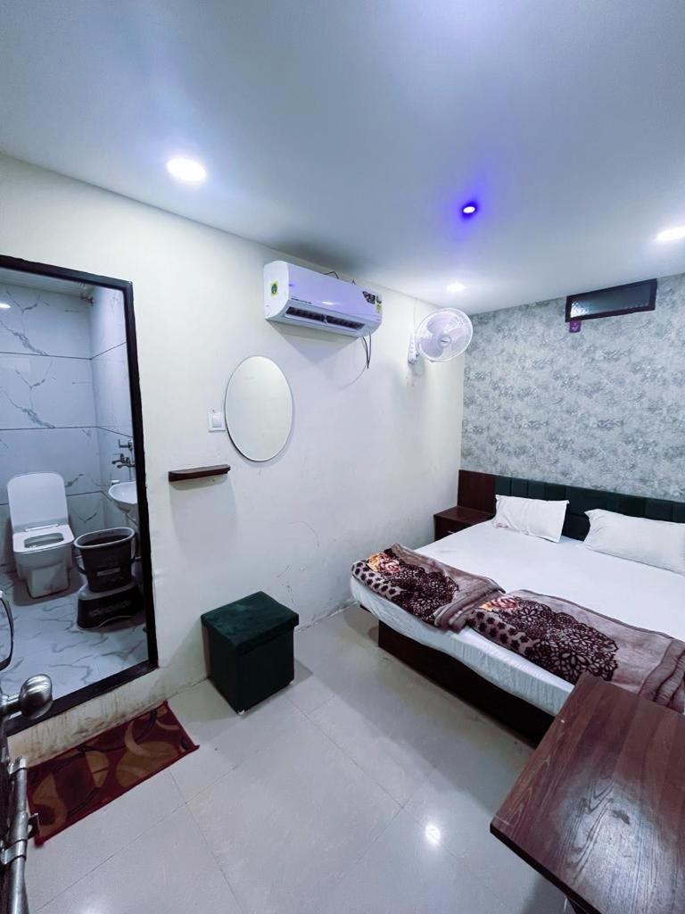 Green Leaf Hotel Ujjain Esterno foto