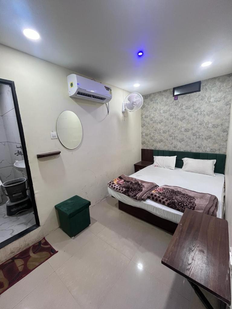 Green Leaf Hotel Ujjain Esterno foto