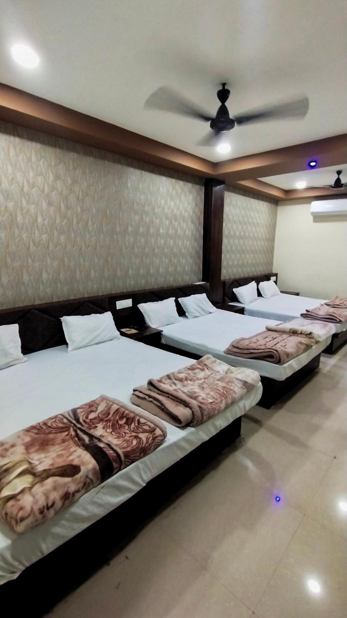 Green Leaf Hotel Ujjain Esterno foto