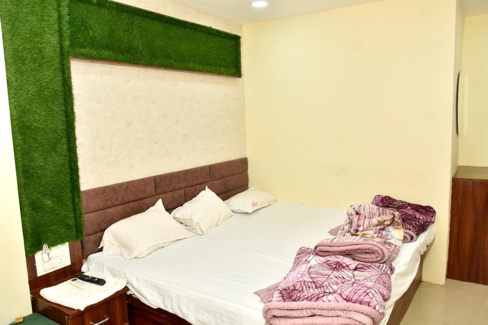 Green Leaf Hotel Ujjain Esterno foto
