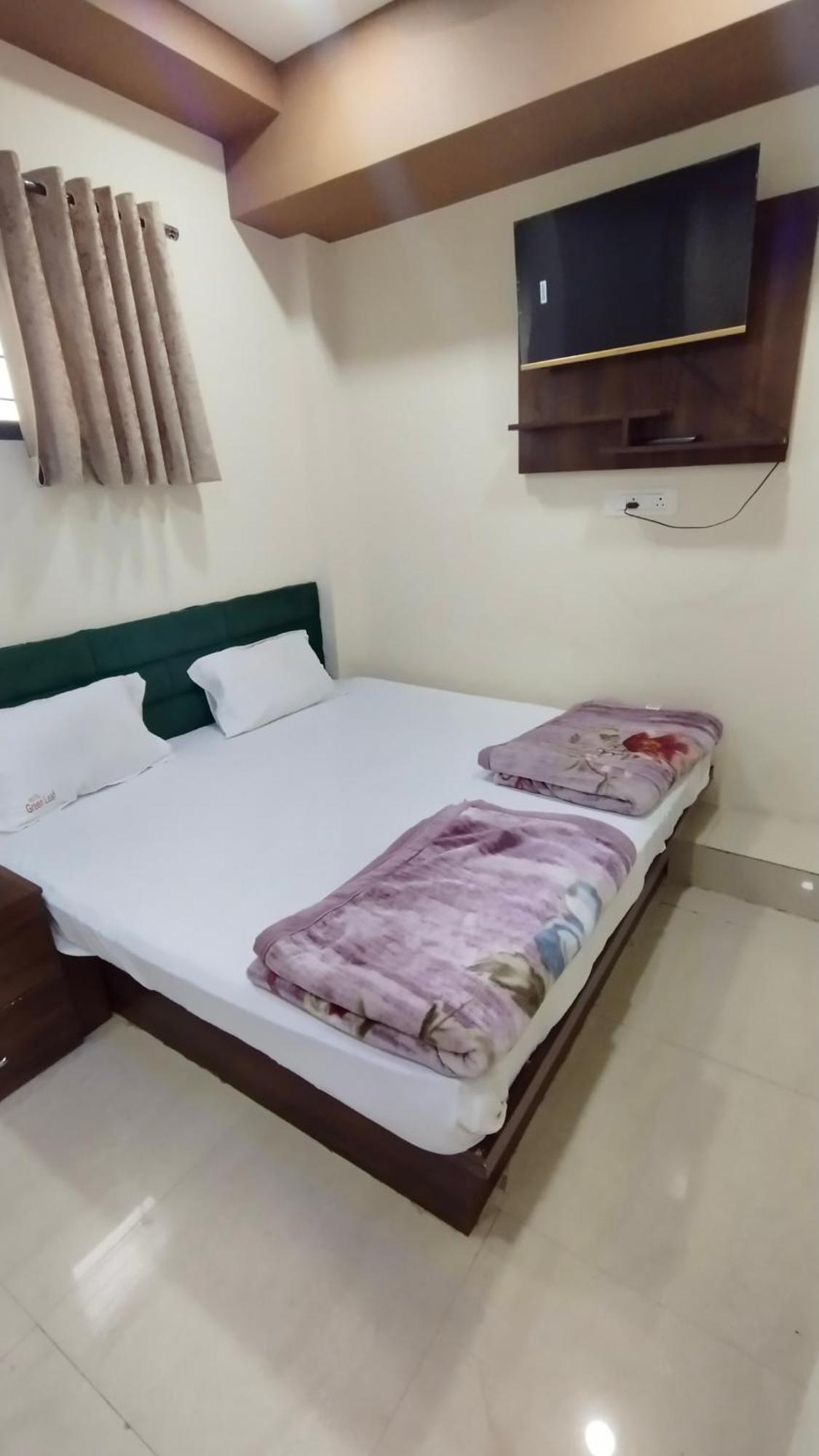 Green Leaf Hotel Ujjain Esterno foto