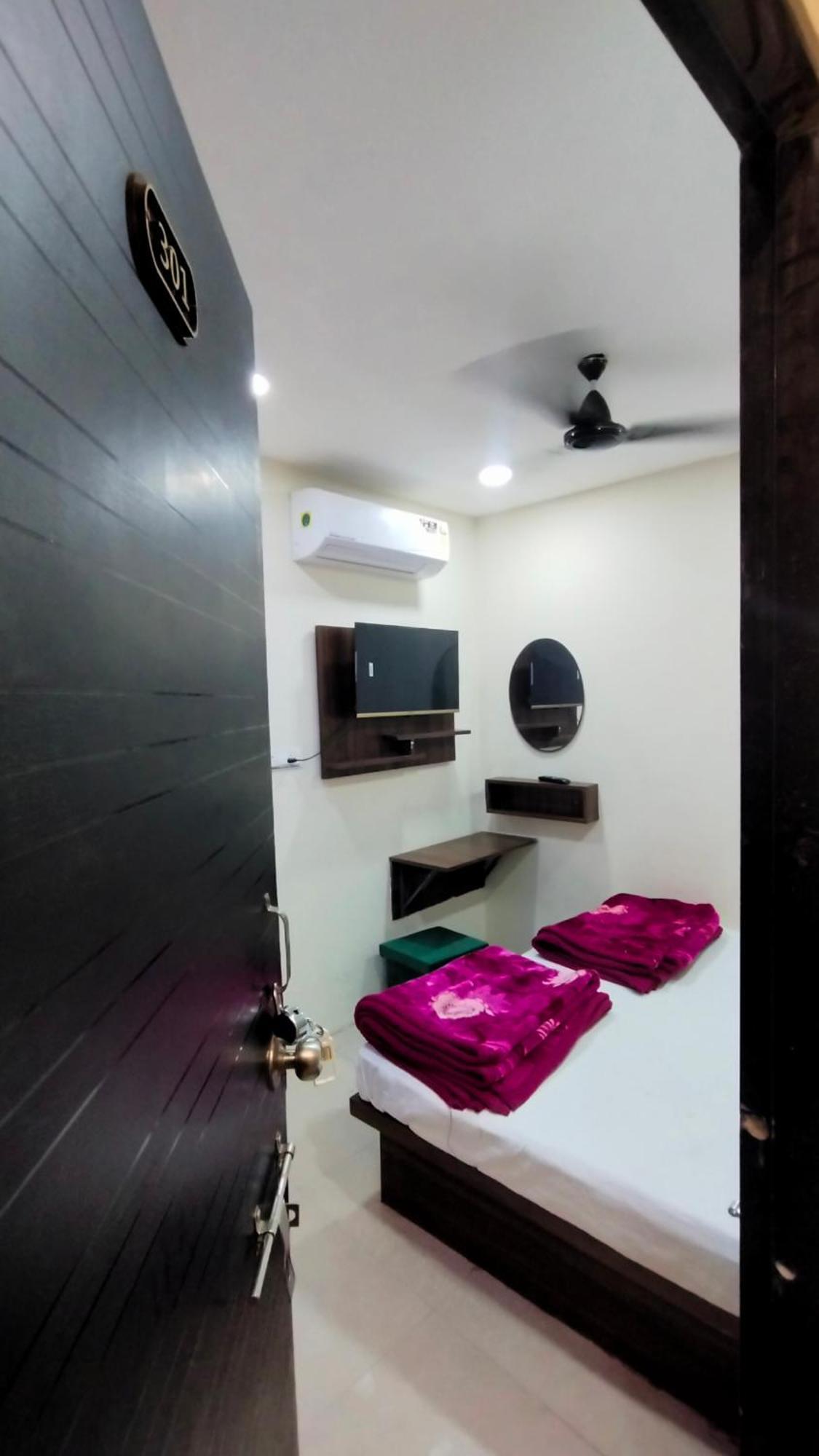 Green Leaf Hotel Ujjain Esterno foto
