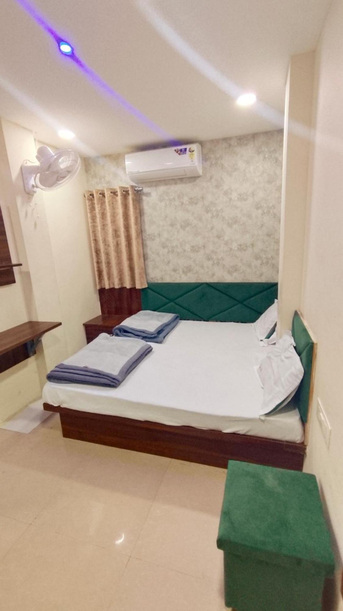 Green Leaf Hotel Ujjain Esterno foto