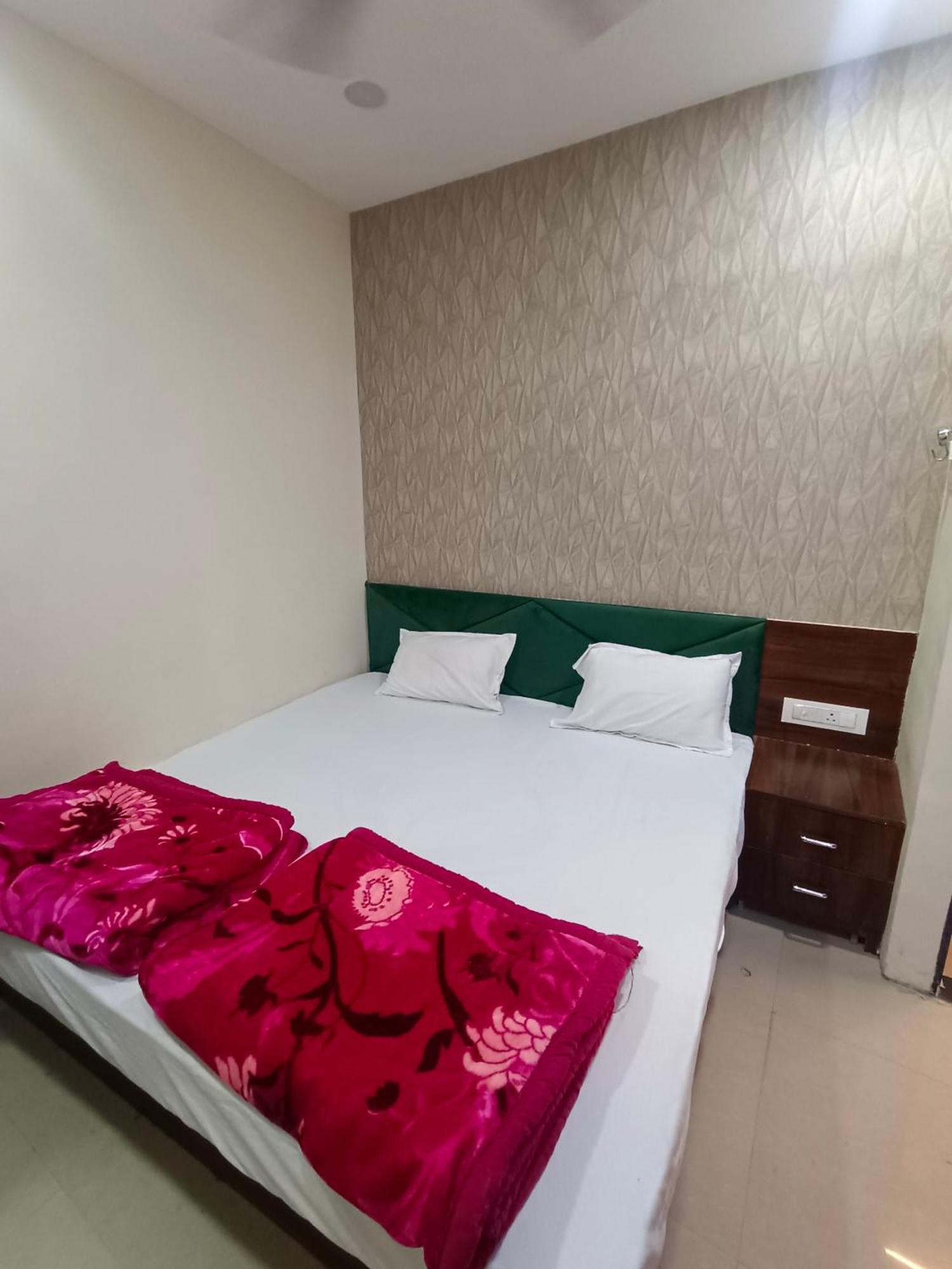Green Leaf Hotel Ujjain Esterno foto