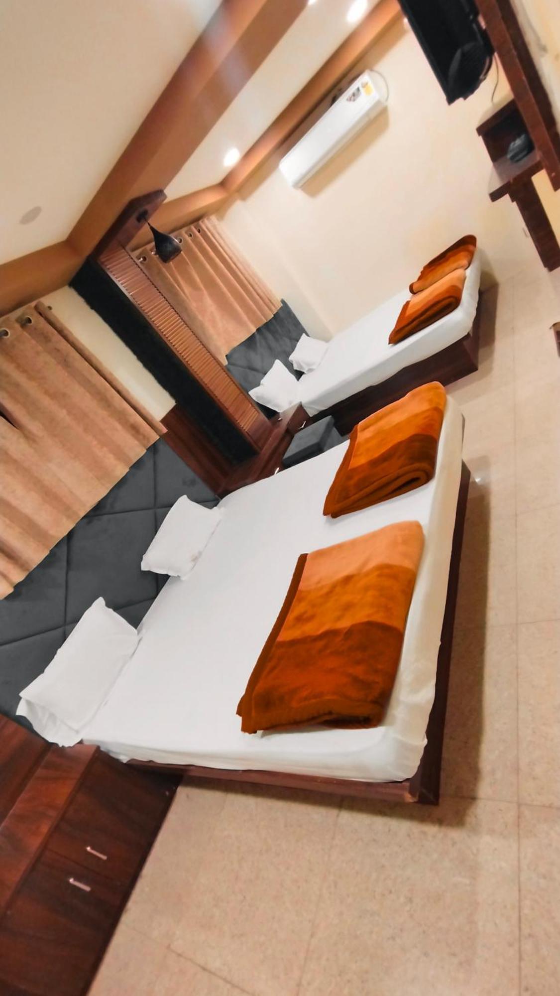 Green Leaf Hotel Ujjain Esterno foto