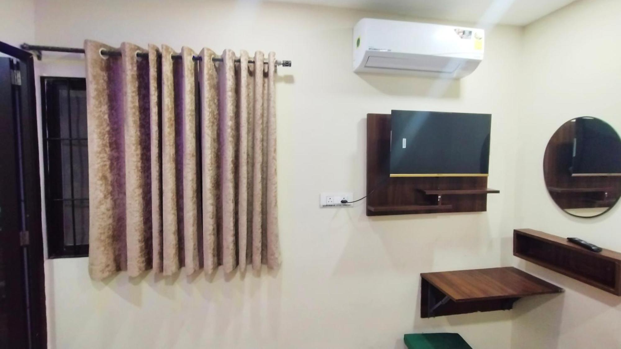 Green Leaf Hotel Ujjain Esterno foto