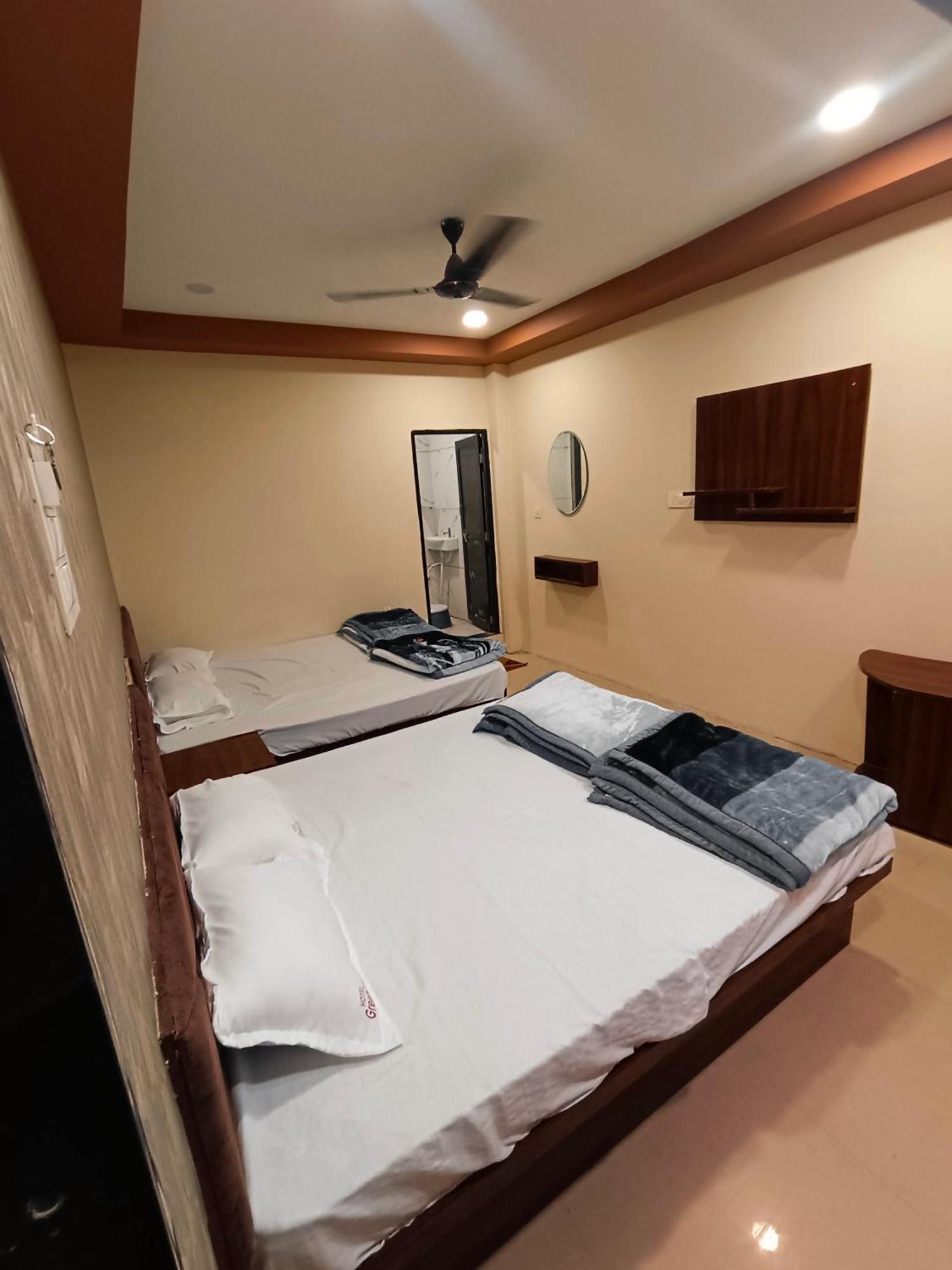 Green Leaf Hotel Ujjain Esterno foto