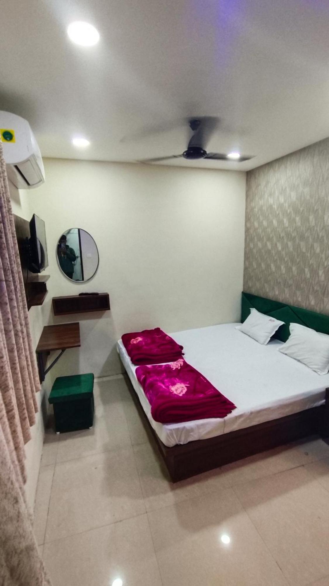 Green Leaf Hotel Ujjain Esterno foto