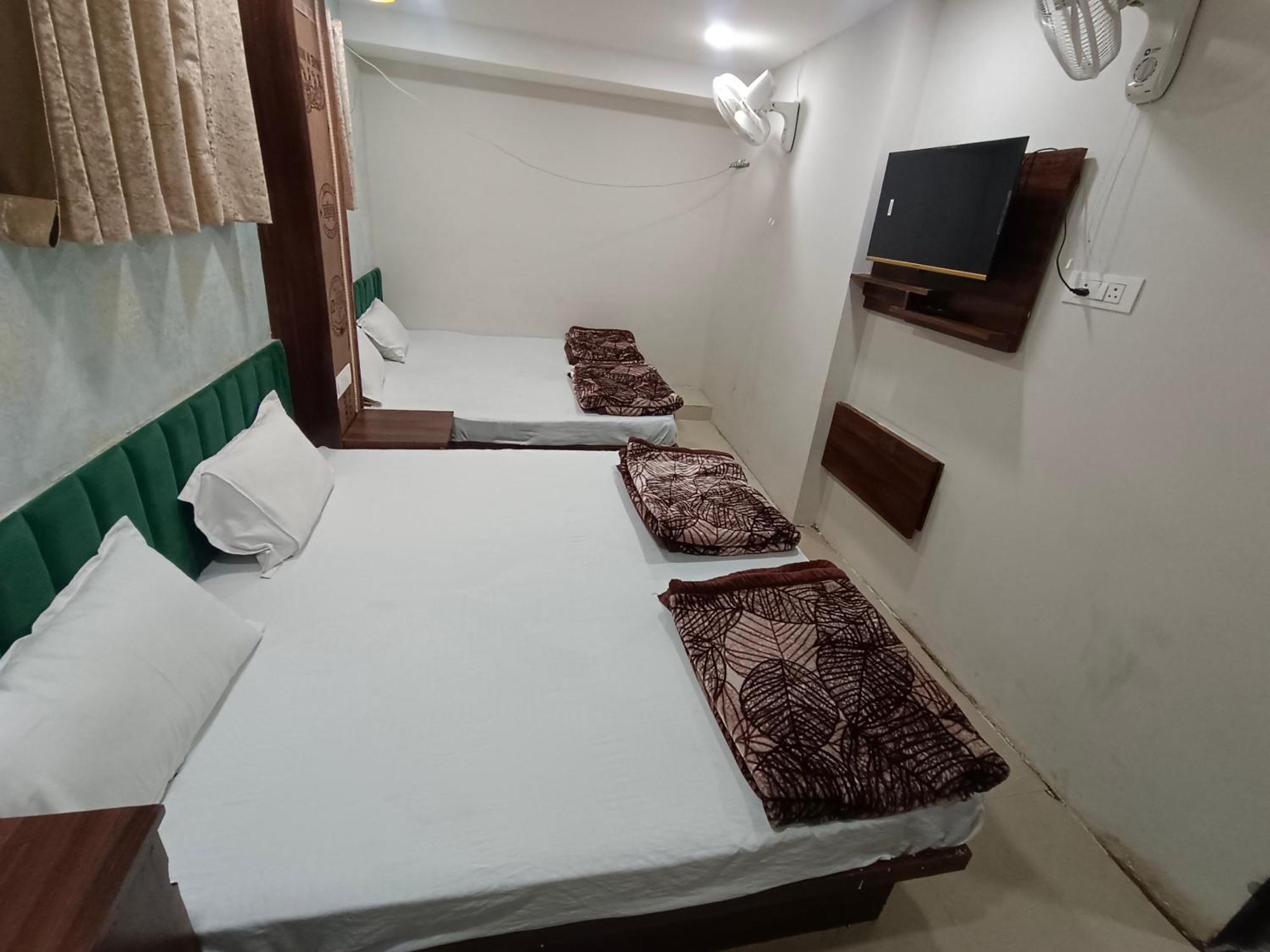 Green Leaf Hotel Ujjain Esterno foto