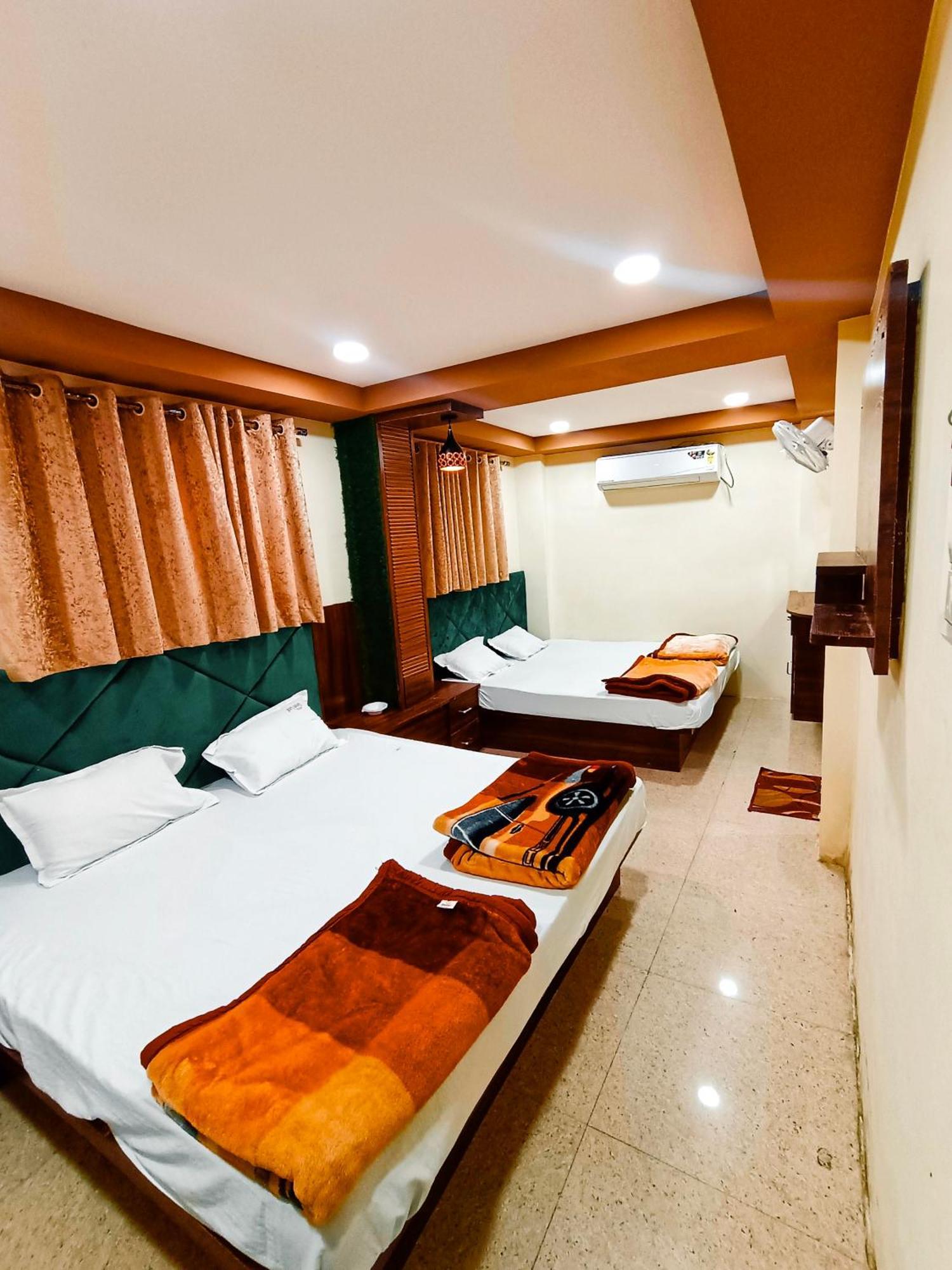 Green Leaf Hotel Ujjain Esterno foto