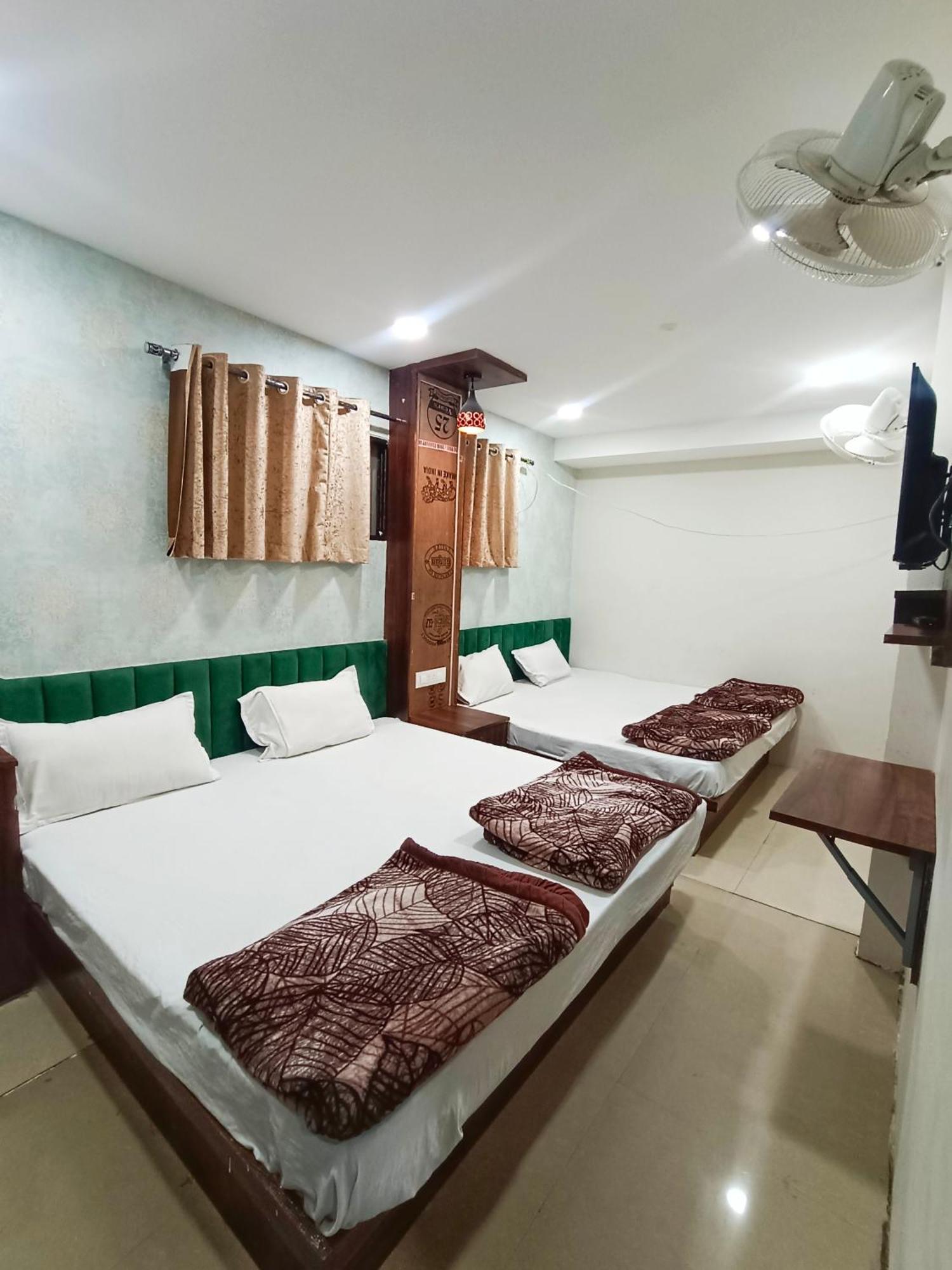 Green Leaf Hotel Ujjain Esterno foto