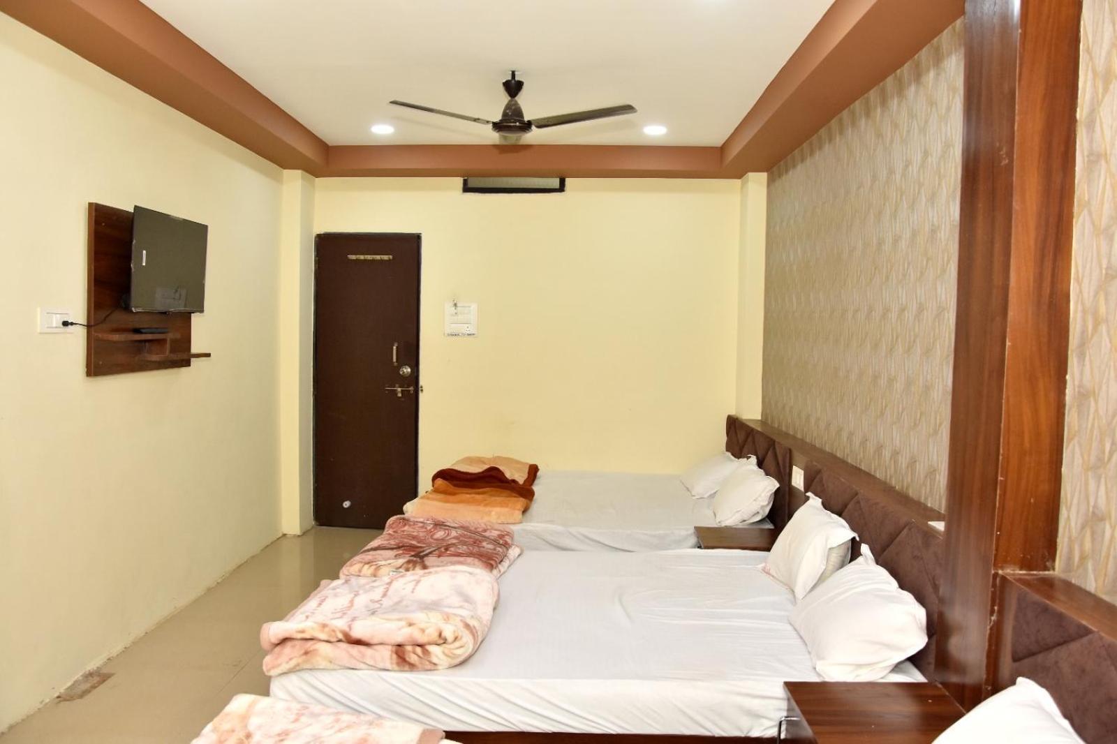 Green Leaf Hotel Ujjain Esterno foto
